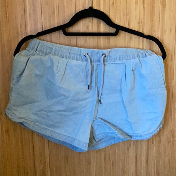 Vero Moda Flowy Light Wash Jean Shorts - Picture 1 of 5